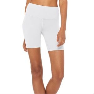 Alo Yoga   BIKER SHORTS Chalk